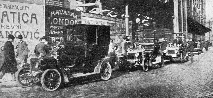 zobrazit detail historického snímku: Automobilové drožky pražské na stanici.