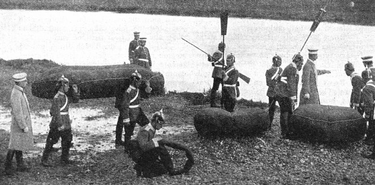 zobrazit detail historického snímku: Cvičení německého vojska s plovacími měchy.