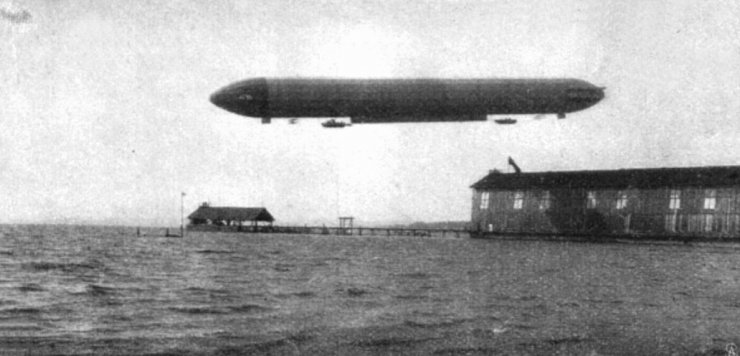 zobrazit detail historického snímku: Řiditelná vzducholoď hr. Zeppelina.