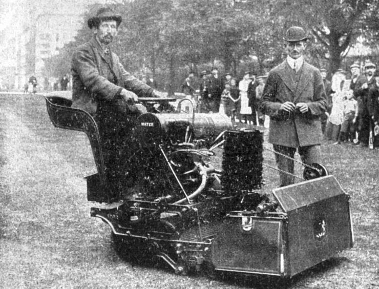 zobrazit detail historického snímku: Motorový žací stroj.