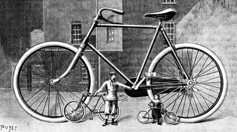zobrazit detail historického snímku: Obrovský bicykl reklamní. Před ním bicykl normální a dětský.