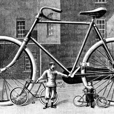 retro fotografie Obrovský bicykl reklamní. Před ním bicykl normální a dětský.