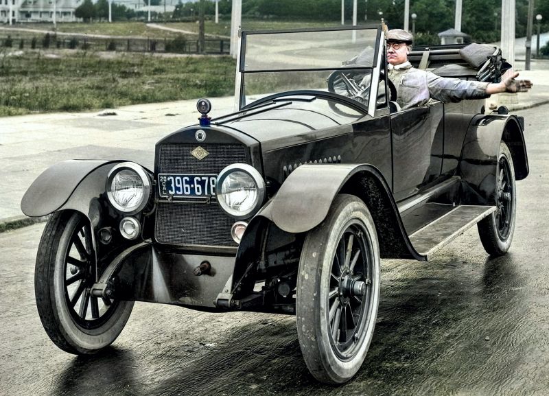 zobrazit detail historického snímku: Řidič automobilu.