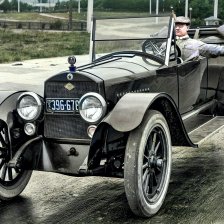 kolorovaná fotografie Řidič automobilu.