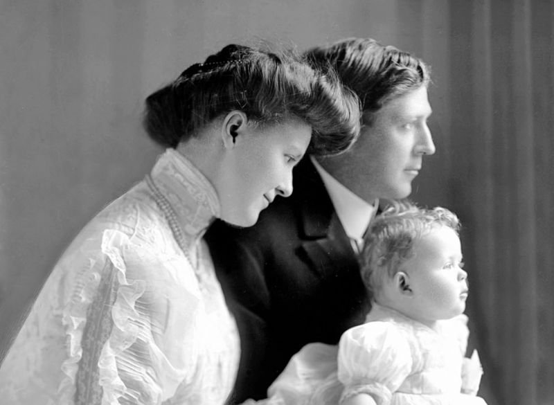zobrazit detail historického snímku: Rodiče s potomkem.