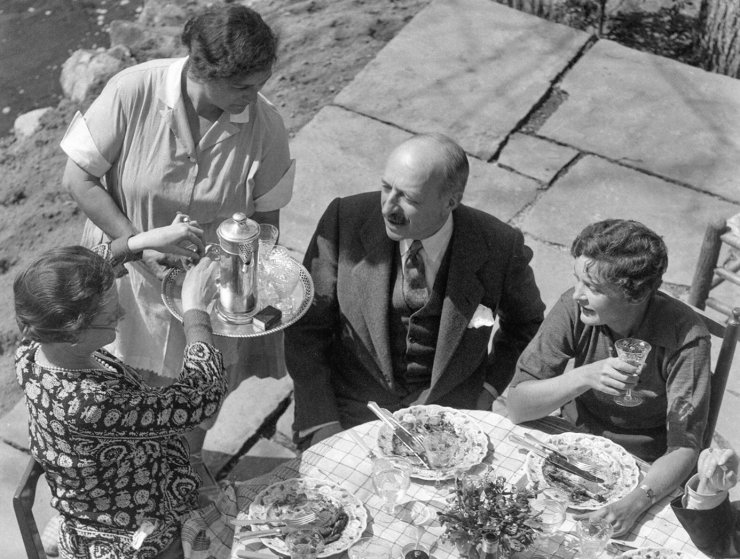 zobrazit detail historického snímku: Sváteční rodinný oběd.