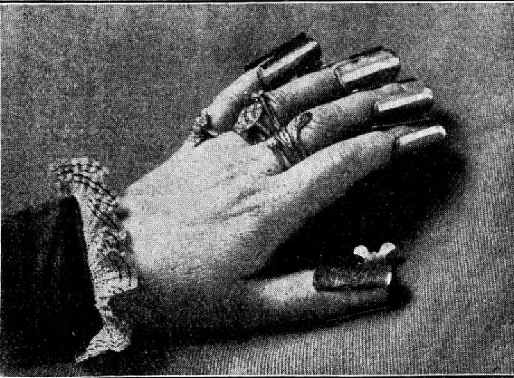 zobrazit detail historického snímku: Přístrojky na formování nehtů