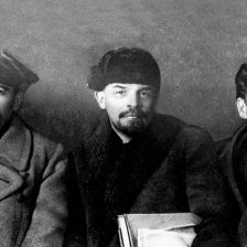 Ruští bolševici Stalin, Lenin a Kalinin.