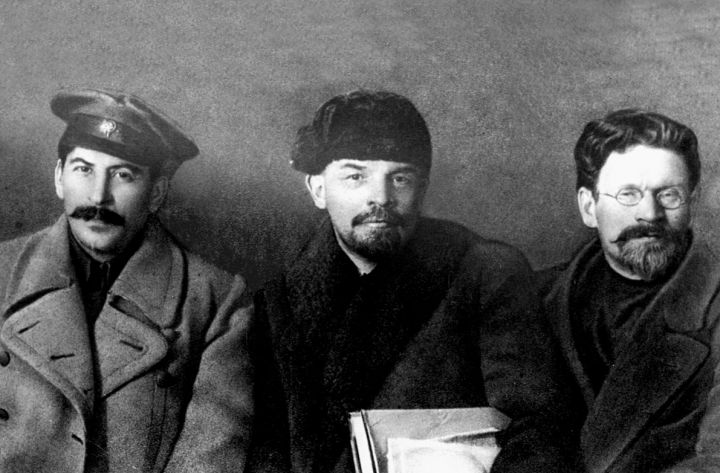 Ruští bolševici Stalin, Lenin a Kalinin. - klikněte pro zobrazení detailu
