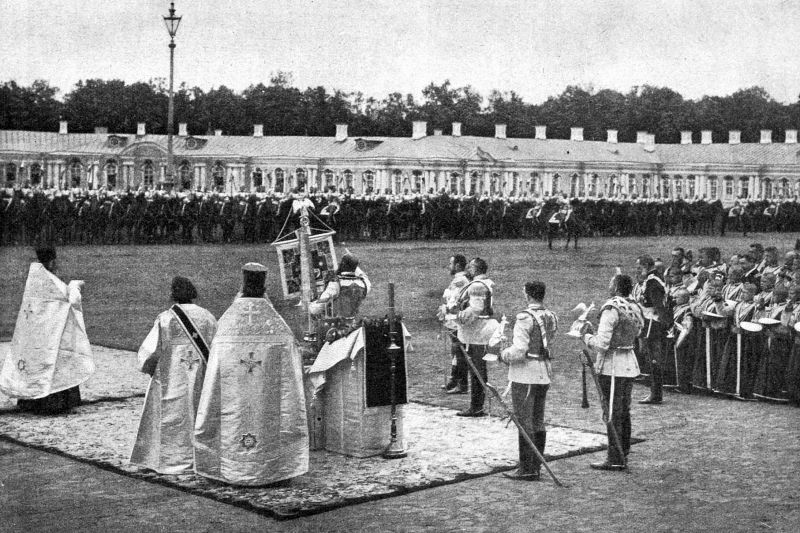 zobrazit detail historického snímku: Svěcení vojenského praporu na Rusi.