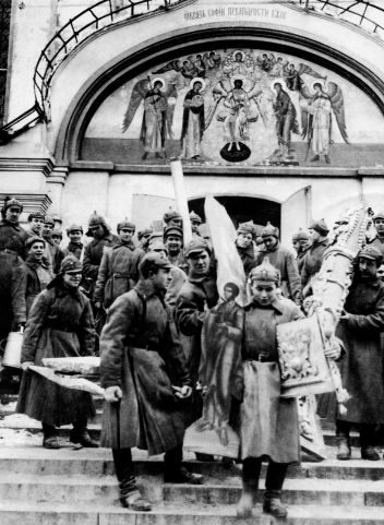 Bolševici drancují kostel. - klikněte pro zobrazení detailu Bolševici drancují kostel. - klikněte pro zobrazení detailu