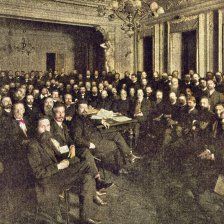 kolorovaná fotografie 167 členů první ruské dumy s předsedou Muromcovem na lavici obžalovaných.