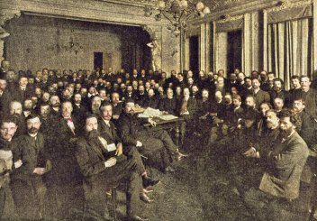 zobrazit detail historického snímku: 167 členů první ruské dumy s předsedou Muromcovem na lavici obžalovaných.