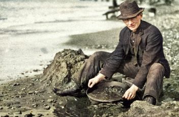 zobrazit detail historického snímku: Rýžování zlata.