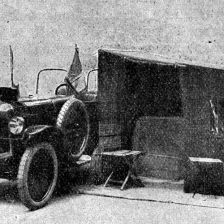 retro fotografie Nový saharský automobil s postaveným stanem.