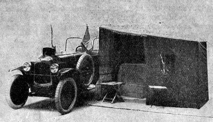 Nový saharský automobil s postaveným stanem. - klikněte pro zobrazení detailu