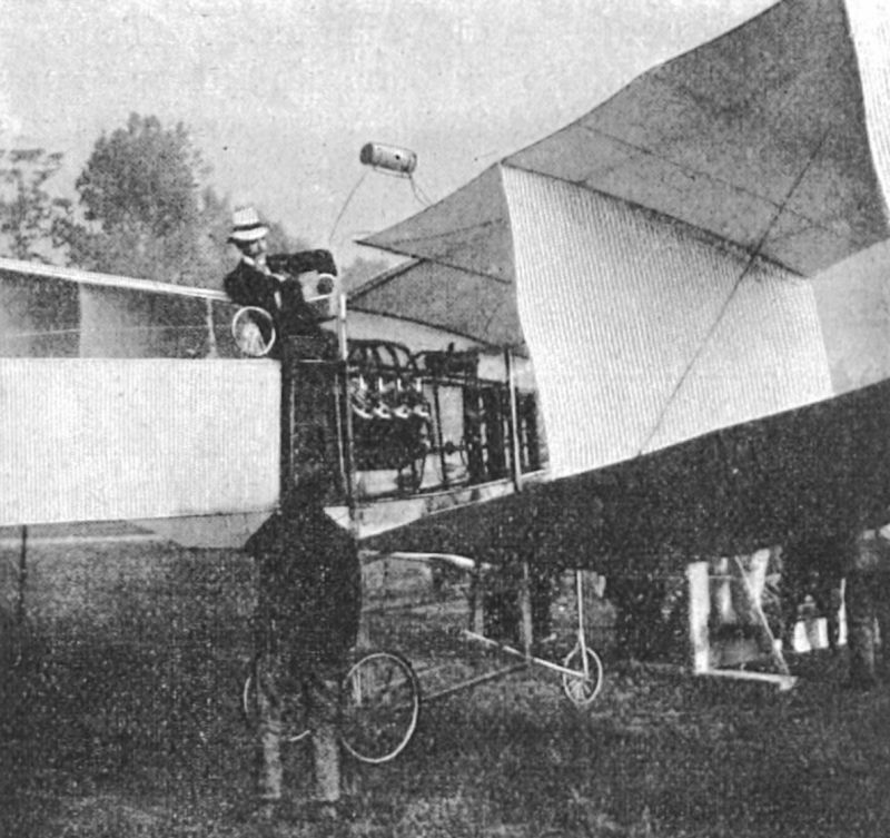 zobrazit detail historického snímku: Obr. 1.  Pohled na střední část létadla.