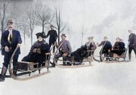 Rok 1904: Rohačky - nový zimní sport a turistická atrakce v Krkonoších: Zábava v zimě na čerstvém sněhu nemusí být...