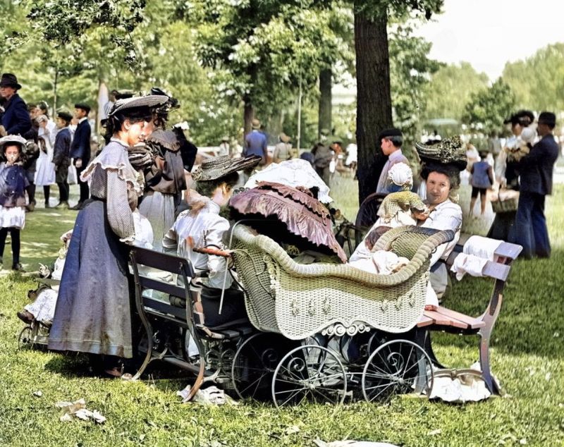 zobrazit detail historického snímku: S dětmi v parku.