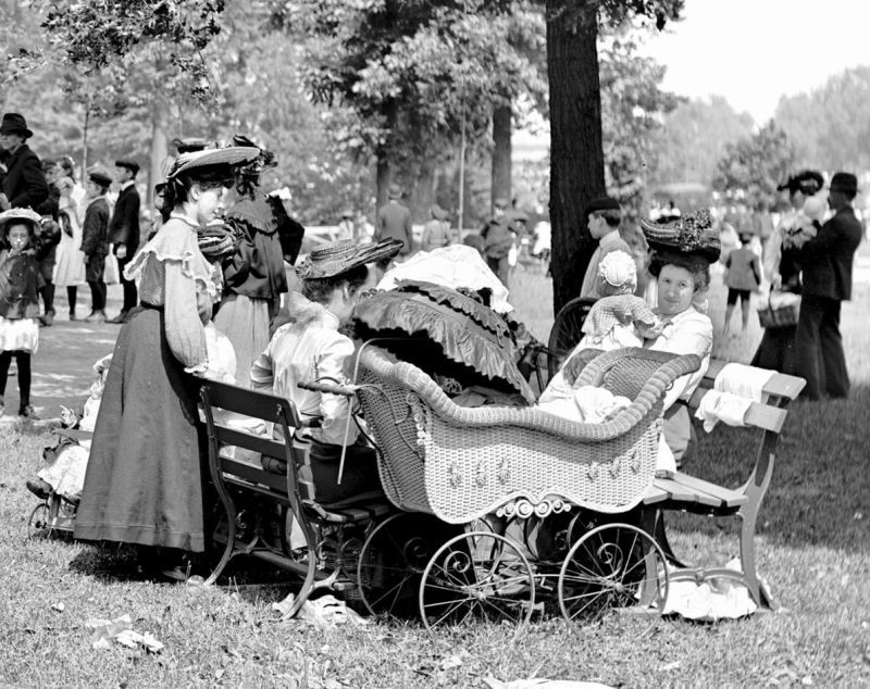 zobrazit detail historického snímku: S dětmi v parku.