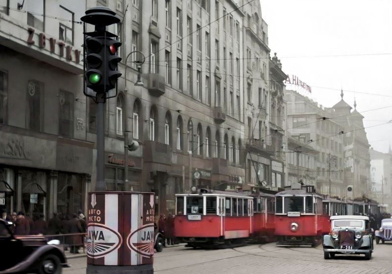 Barevné návěští na Václavském náměstí. - klikněte pro zobrazení detailu