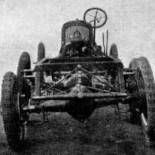 Pohled na chassis šestikolového automobilu zezadu.