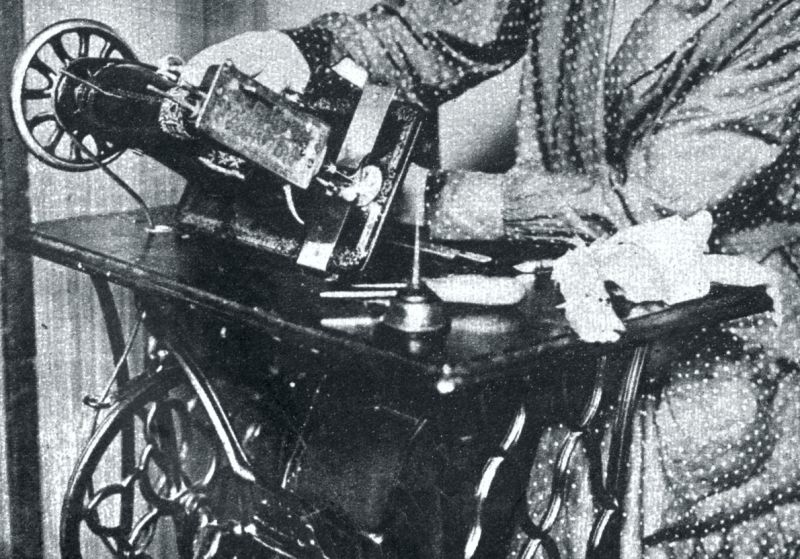 zobrazit detail historického snímku: Čistění šicího stroje.