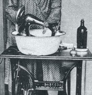 Čistění šicího stroje. - klikněte pro zobrazení detailu Čistění šicího stroje. - klikněte pro zobrazení detailu