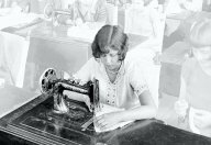 Historie šicího stroje v kostce (PR): Bez šicího stroje si spousta žen nedokáže...