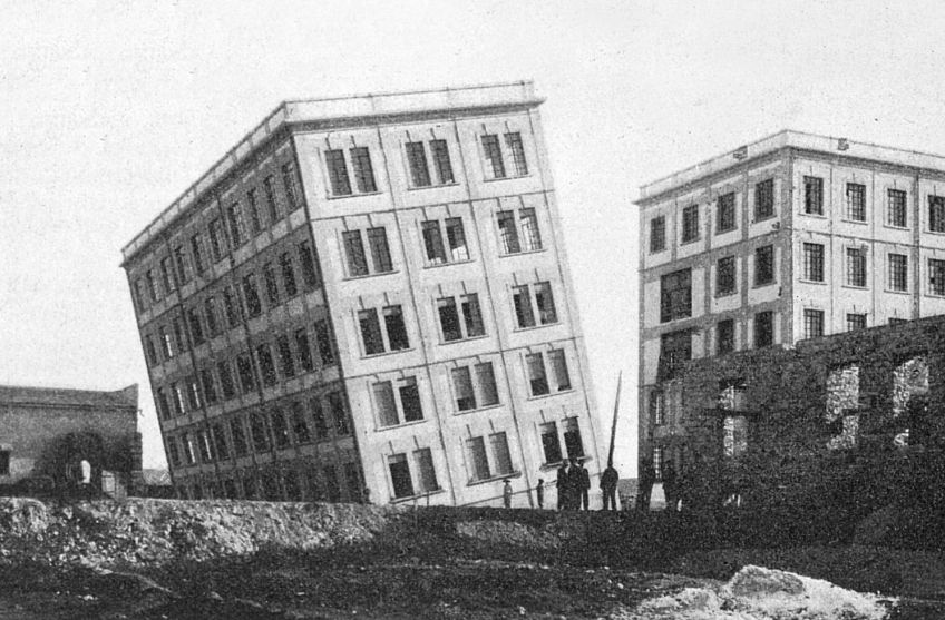 Budova šikmější než šikmá věž v Pise: I stavitelé někdy udělají chybu. Článek z roku 1906…