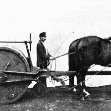 retro fotografie Silniční válec pro potah koňský První Českomoravské továrny na stroje v Praze.