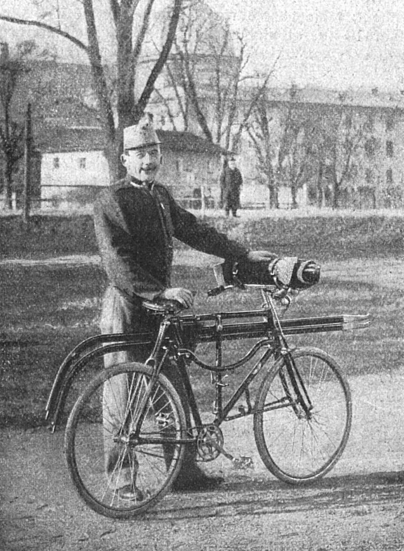zobrazit detail historického snímku: Bicykl — nový dopravný prostředek v rakouské armádě.