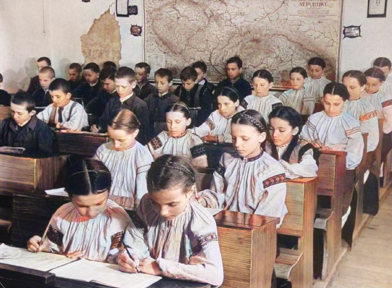 zobrazit detail historického snímku: Děti ve škole.