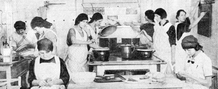 Malé kuchařky při práci v ústavní kuchyni, vypravené moderně a účelně. - klikněte pro zobrazení detailu