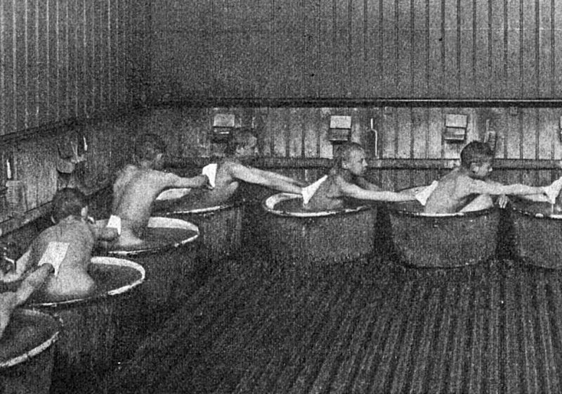 zobrazit detail historického snímku: Školní lázně ve Švédsku.