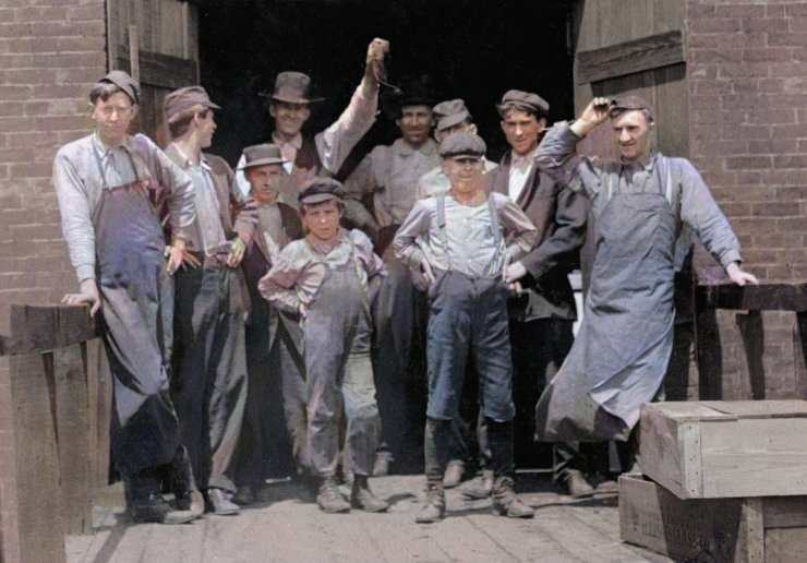 zobrazit detail historického snímku: Dělníci.