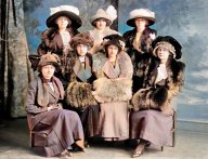 Rok 1908: Pozor na seznámení přes inzerát aneb nečekaný šok pro vdavekchtivé sestry: Seznamovací inzeráty mohou lidem přinést lásku...