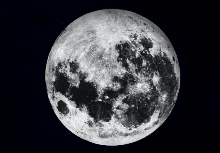 zobrazit detail historického snímku: Měsíc.