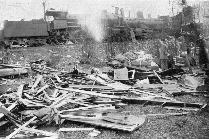 Srážka dvou parních vlaků ve východních Čechách si vyžádala 13 životů Srážka dvou parních vlaků ve východních Čechách si vyžádala 13 životů: V roce 1909 zažila naše železnice jednu z největších…