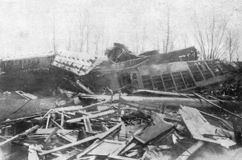 Rozbité vozy rychlíku. - klikněte pro zobrazení detailu Rozbité vozy rychlíku. - klikněte pro zobrazení detailu