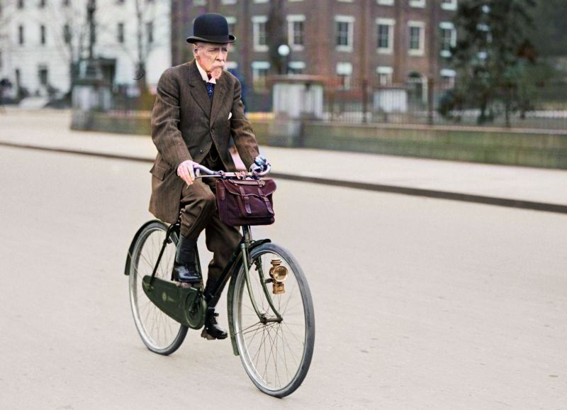 Starý muž na bicyklu. - klikněte pro zobrazení detailu