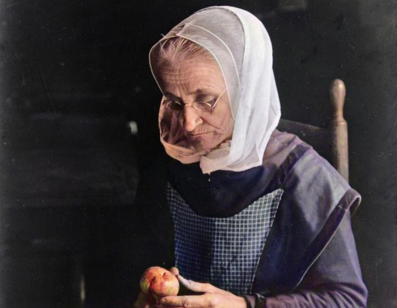 zobrazit detail historického snímku: Starší žena.