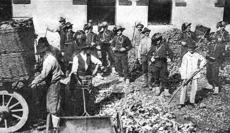 zobrazit detail historického snímku: Obrovská stávka v Miláně, dělníci pracující pod ochranou vojska.