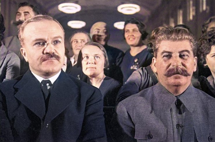 zobrazit detail historického snímku: Stalin a ministr zahraničí Molotov.