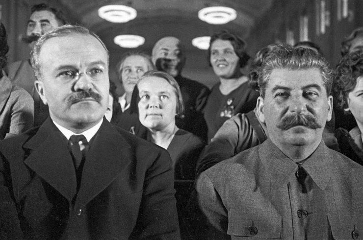 zobrazit detail historického snímku: Stalin a ministr zahraničí Molotov.
