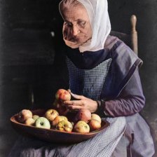 kolorovaná fotografie Starší žena.