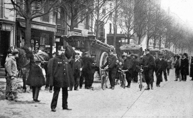 zobrazit detail historického snímku: Stávka povozníků v Paříži.