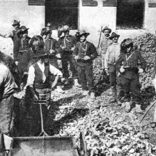 retro fotografie Obrovská stávka v Miláně, dělníci pracující pod ochranou vojska.