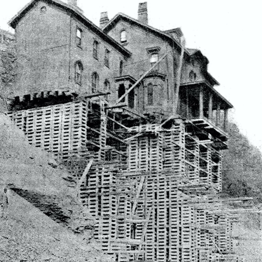 Vyzdvižení celého domu na vysoký kopec Vyzdvižení celého domu na vysoký kopec: Přesun téměř 30 metrů douhého a 800 tun těžkého domu…