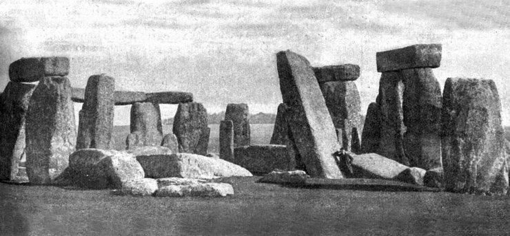 zobrazit detail historického snímku: Předhistorický chrám u Stonehengu v Anglii.